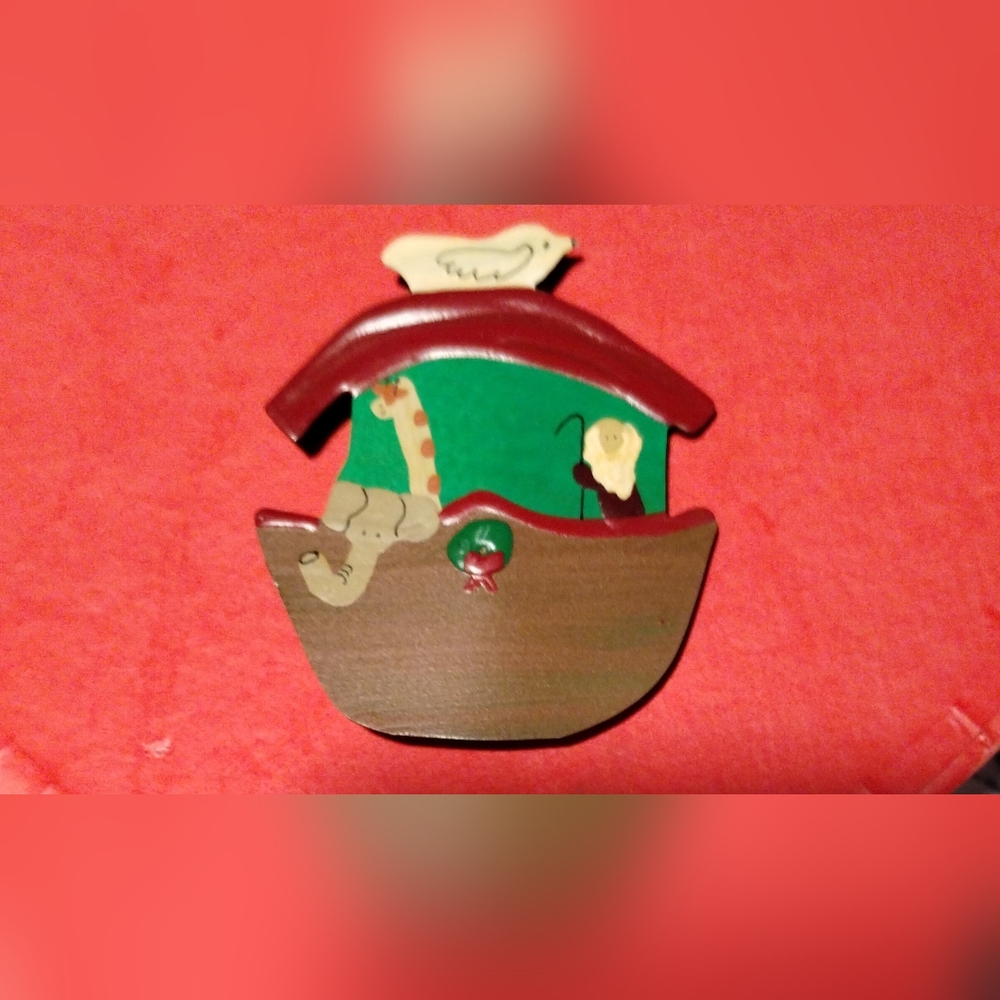 Gallery image 1 for Noah's Ark Holiday Pin
